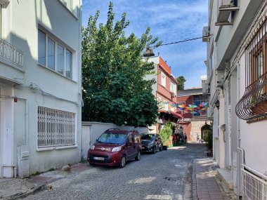 İstanbul, Türkiye - 25 Eylül 2019: Şehrin tarihi caddeleri boyunca yürümek, konut binaları, kaldırımlar