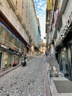 İstanbul, Türkiye - 25 Eylül 2019: Şehir alışveriş caddesi boyunca yürümek, vitrinler, oteller, kaldırım taşları
