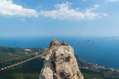 Ai-Petri Dağı 'ndaki asma köprü, Kırım Yarımadası. Heyecan verici. Deniz manzaralı dağ zirveleri.