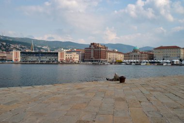 Trieste, İtalya - 07 Ekim 2014: Şehir gezinti güvertesi, Trieste deniz kıyısı, yerel mimari