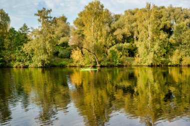 Sporcu nehirde kayak yapıyor. Sonbahar manzarası. Moskova nehri Strogino, Moskova