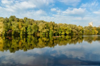 Sporcu nehirde kayak yapıyor. Sonbahar manzarası. Moskova nehri Strogino, Moskova