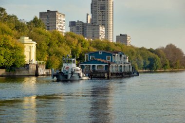 Moskova, Rusya - 24 Eylül 2020 Moskova Nehri 'nde yük çekme eylemi. Nehirde çekilen bir ev.
