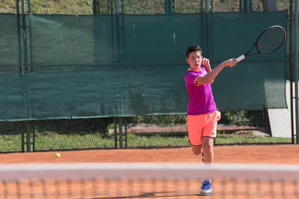 Joven Jugador Tenis Golpeando Pelota — Foto de Stock