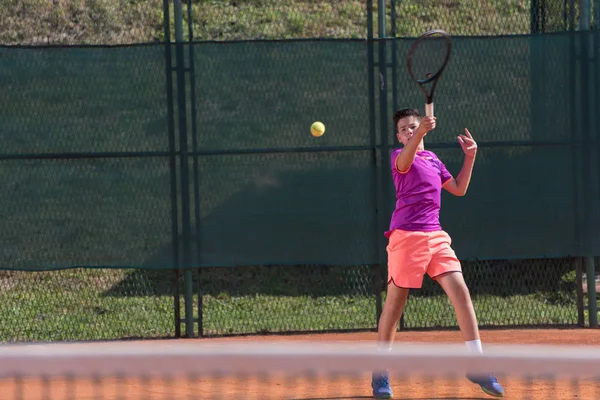 Junge Tennisspielerin Schlägt Den Ball — Stockfoto