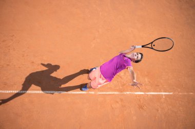Topu hizmet veren genç tenisçi