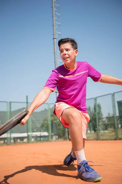 Jugador Tenis Joven Jugando Revés Deslizarse —  Fotos de Stock