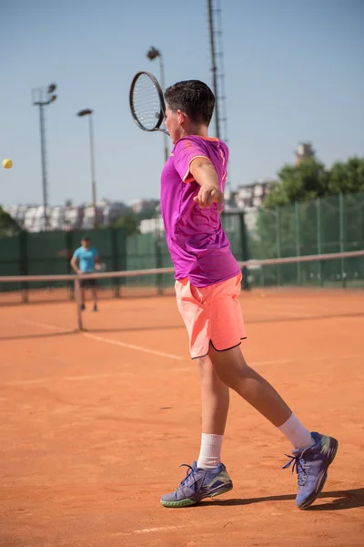 Unga Tennisspelare Spelar Backhand — Stockfoto