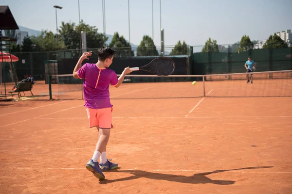 Jovem Tenista Jogando Forehand — Fotografia de Stock