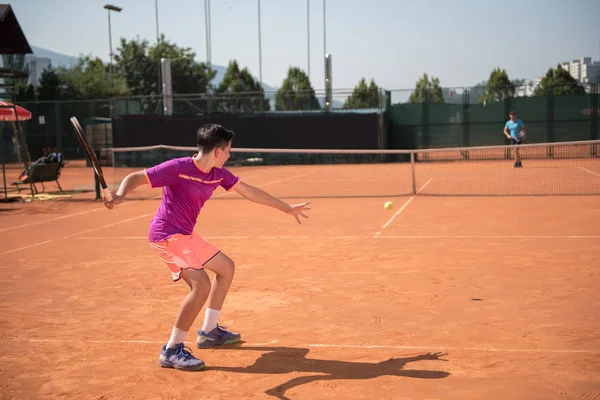 Forehand Oynayan Genç Tenisçi — Stok fotoğraf