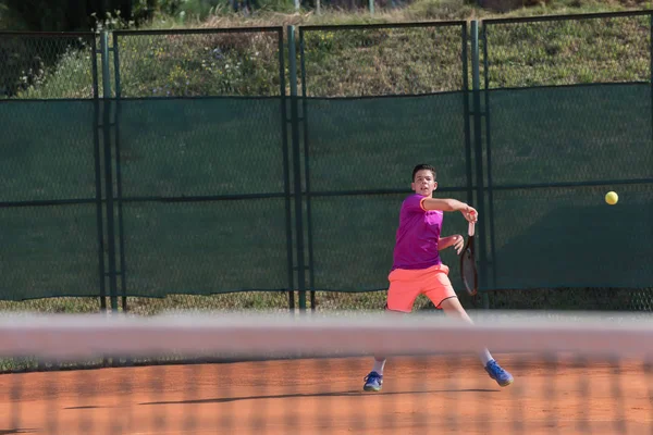 Jeune Joueur Tennis Frappant Balle — Photo