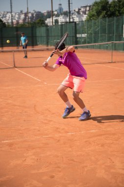 Backhand oynayan genç tenisçi