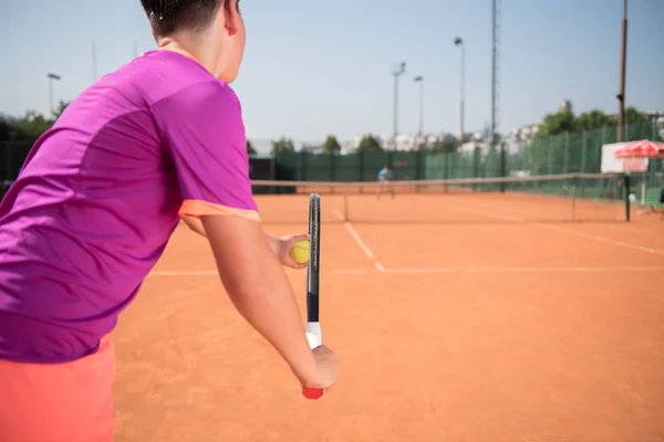 Jovem Tenista Prepara Para Servir Bola — Fotografia de Stock