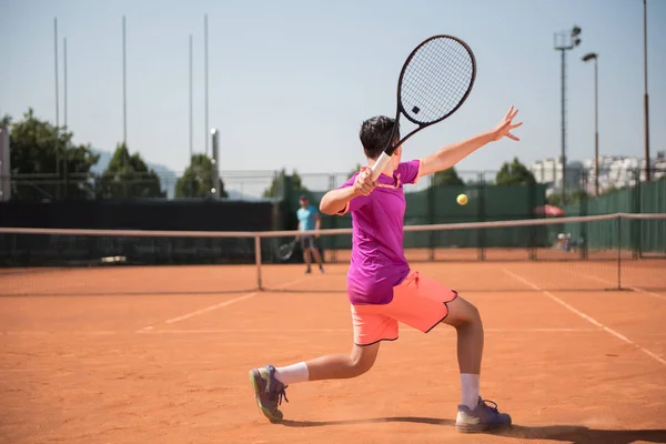 Jugador Tenis Joven Jugando Antemano —  Fotos de Stock