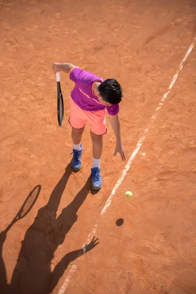 Genç Tenisçi Topu Hizmet Için Hazırlar — Stok fotoğraf