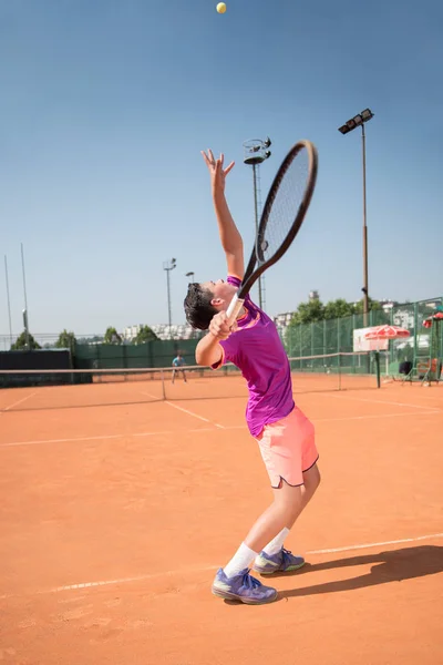 Joven Tenista Sirviendo Pelota — Foto de Stock