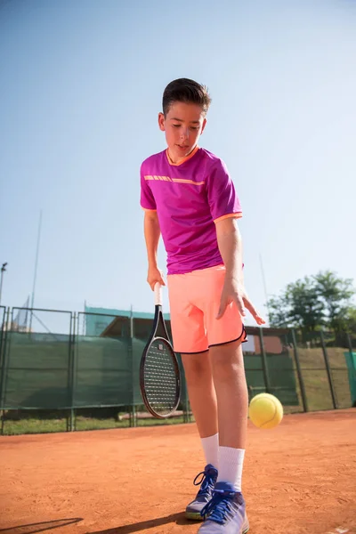 Joven Tenista Prepara Para Servir Pelota — Foto de Stock