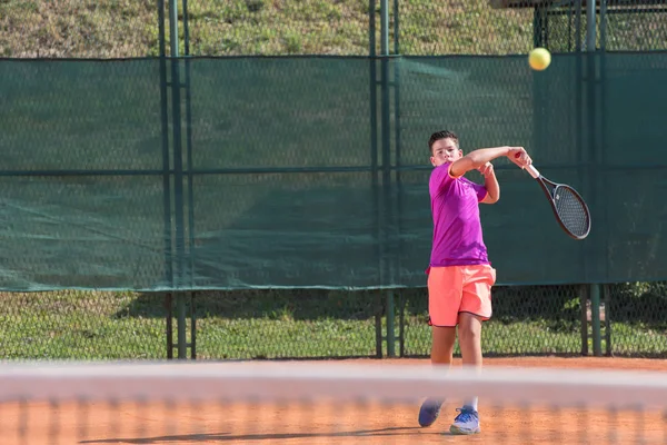 若いテニス選手がボールを打つ — ストック写真