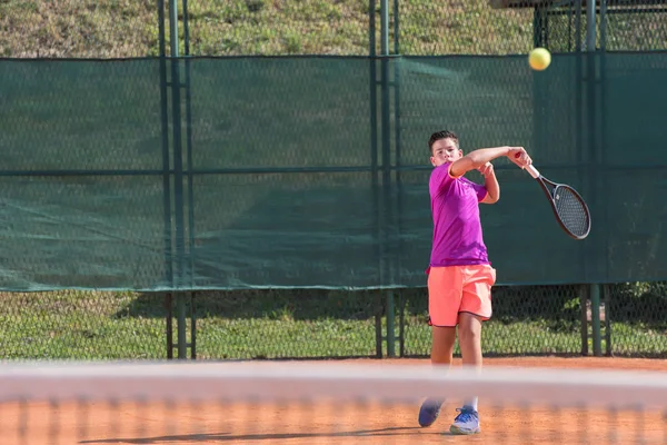 Ung Tennisspelare Slår Bollen — Stockfoto