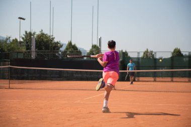 Forehand oynayan genç tenisçi