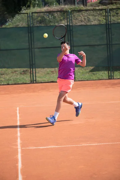 Ung Tennisspelare Slår Bollen — Stockfoto