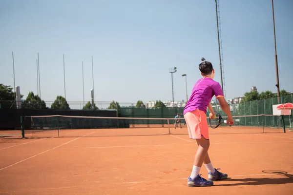 Young Tennis Player Prepares Serving Ball — Stock Photo, Image