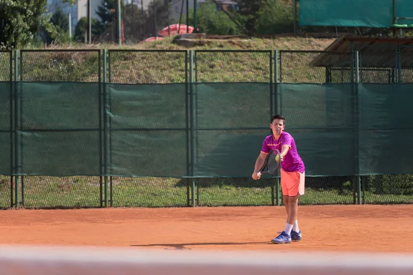 Topu Hizmet Veren Genç Tenisçi — Stok fotoğraf