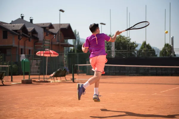 Jovem Tenista Jogando Forehand — Fotografia de Stock