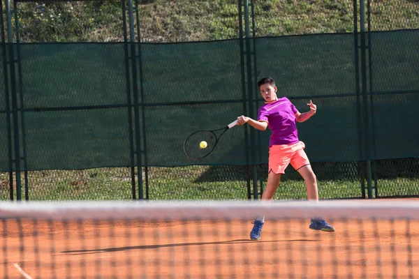 Giovane Tennista Che Colpisce Palla — Foto Stock