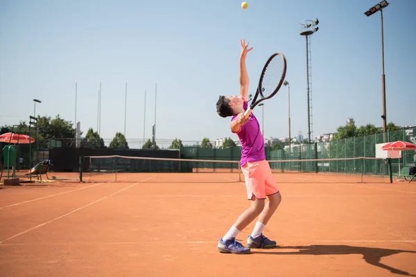 Молодой Теннисист Подает Мяч — стоковое фото