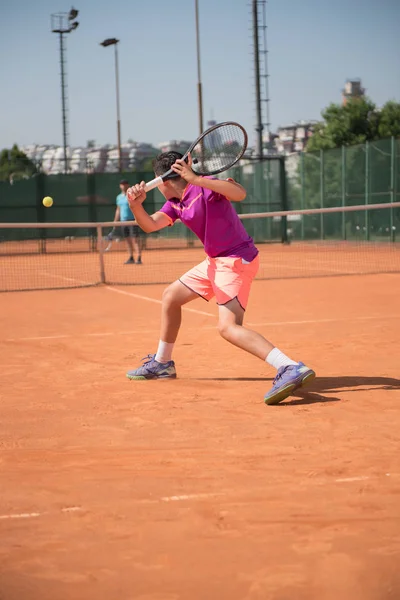 Jovem Tenista Jogando Backhand — Fotografia de Stock