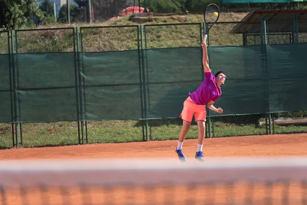 Unga Tennisspelare Servering Bollen — Stockfoto