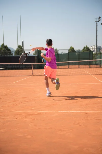 Молодой Теннисист Играет Вперед — стоковое фото