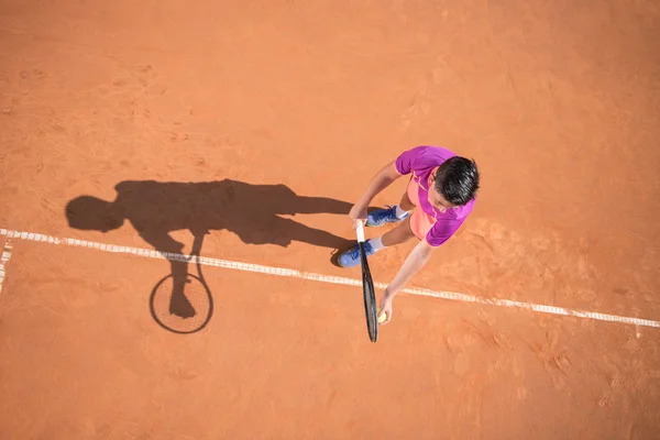 Young Tennis Player Prepares Serving Ball — Stock Photo, Image