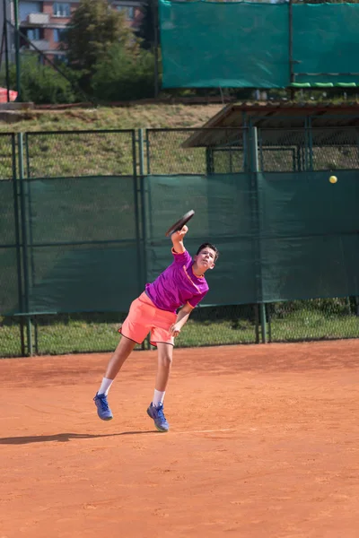 Молодой Теннисист Подает Мяч — стоковое фото