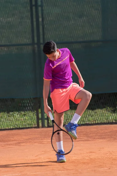 Junge Tennisspielerin Bereitet Sich Auf Aufschlag Vor — Stockfoto