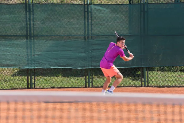 Joven Jugador Tenis Golpeando Pelota — Foto de Stock