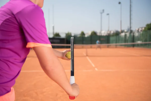 Молодой Теннисист Готовится Подавать Мяч — стоковое фото