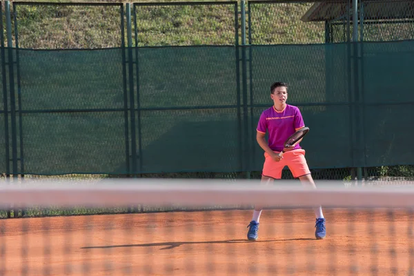 Giovane Tennista Prepara Ricevere Servis — Foto Stock