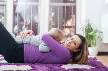 Mutlu anne yere bırakmasını ve onun bebek çocuk ile