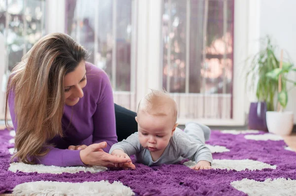 Feliz Madre Acostada Suelo Jugando Con Bebé —  Fotos de Stock