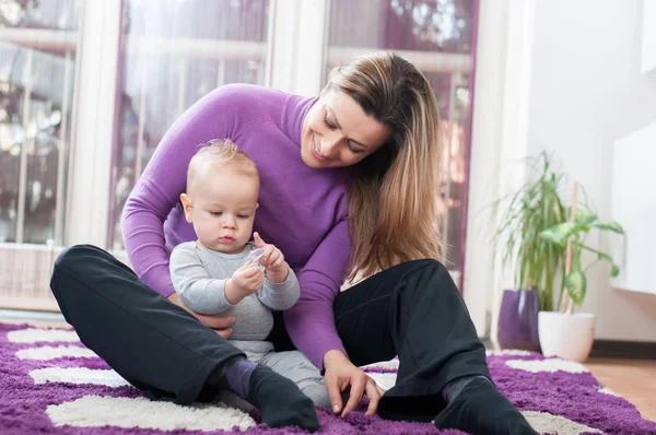 Feliz Madre Sentada Suelo Jugando Con Bebé — Foto de Stock