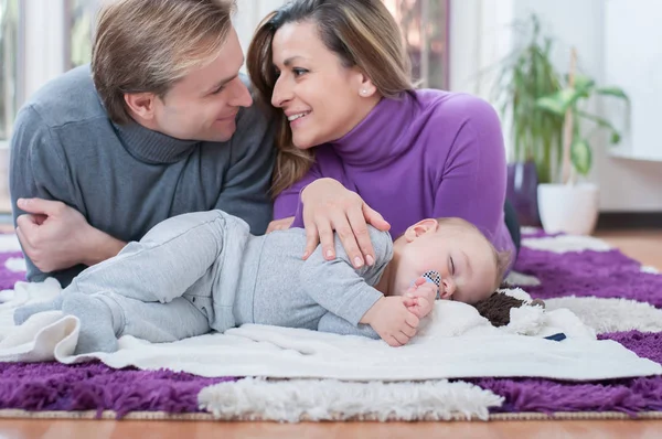 Szczęśliwych Rodziców Ustanawiające Podłodze One Podekscytowany Ich Synka Słodkich Snów — Zdjęcie stockowe