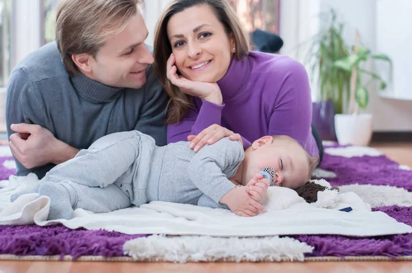 바닥에 부모입니다 그들은 그들의 아기와 흥분입니다 꿈꾸세요 — 스톡 사진