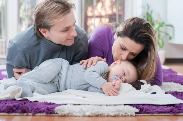 Padres Felices Tumbados Suelo Están Emocionados Con Bebé Dulces Sueños —  Fotos de Stock
