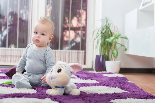 Glücklicher Kleiner Junge Sitzt Auf Dem Boden Und Spielt Mit — Stockfoto