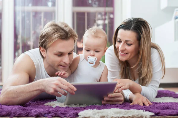 Yere Bırakmasını Tablet Onların Bebek Çocuk Ile Oynamaya Mutlu Anne — Stok fotoğraf