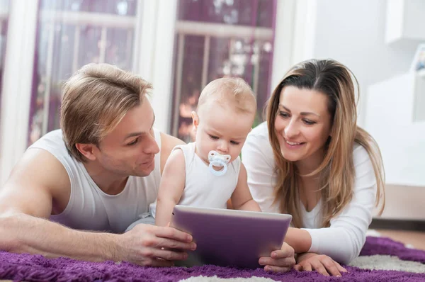 Genitori Felici Sdraiati Sul Pavimento Giocare Sul Tablet Con Loro — Foto Stock