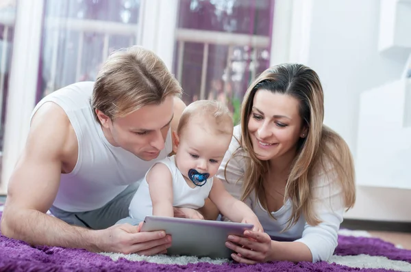 Yere Bırakmasını Tablet Onların Bebek Çocuk Ile Oynamaya Mutlu Anne — Stok fotoğraf