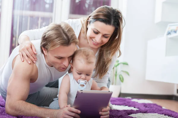 Genitori Felici Sdraiati Sul Pavimento Giocare Sul Tablet Con Loro — Foto Stock